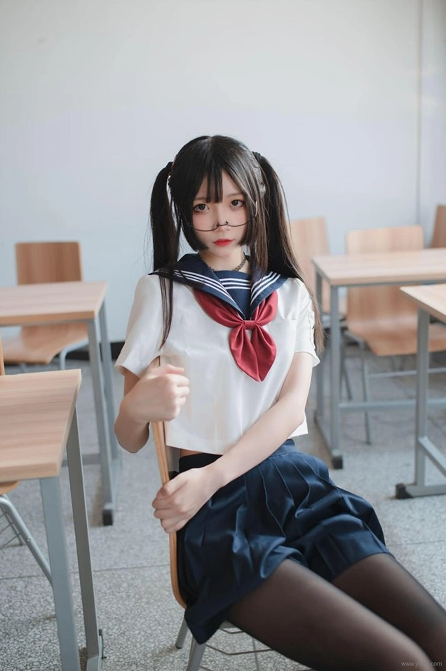 Góc nghiêng thần thánh khoe trọn sống mũi cao của hot girl học đường