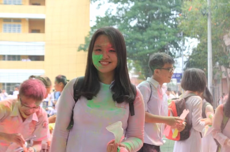 Góc nghiêng thần thánh tôn lên đường nét thanh tú của Thủy Tiên