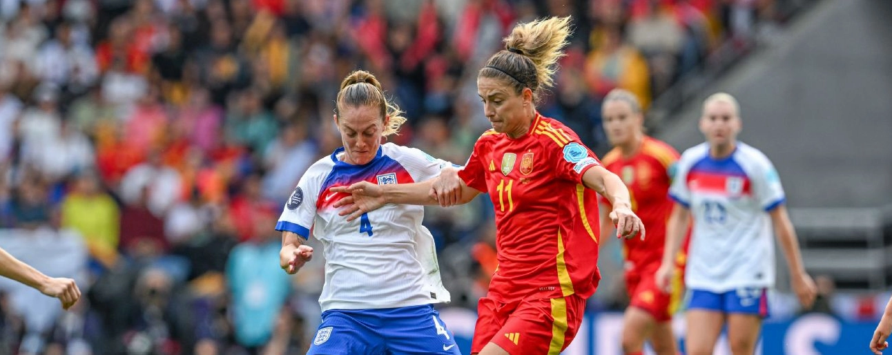 Góc nhìn bao quát chiến thuật trên sân vận động chật kín khán giả