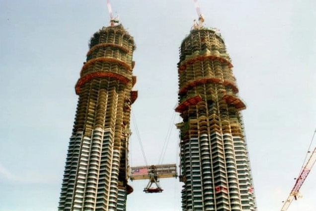 Góc nhìn cận cảnh đài phun nước rực rỡ sắc màu dưới chân tháp đôi