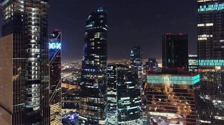 Góc nhìn cận cảnh từ dưới lên cho thấy quy mô đồ sộ của tháp liên bang