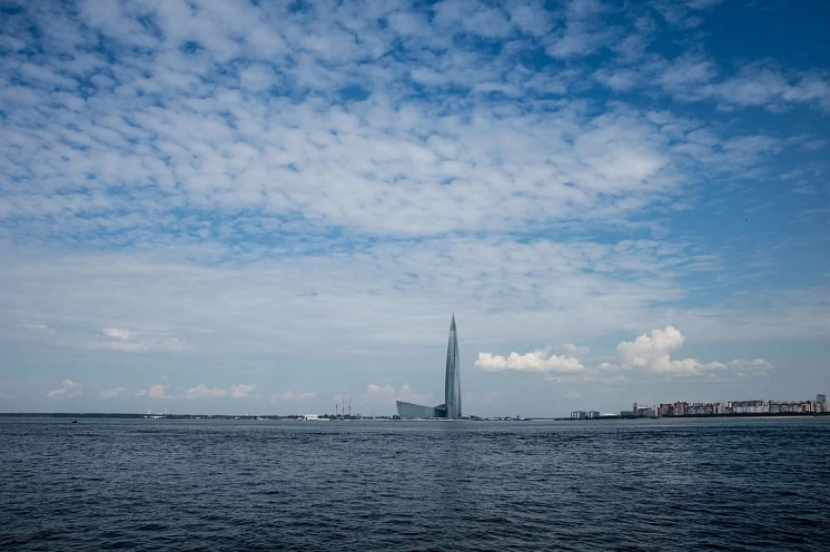 Góc nhìn ngoạn mục từ dưới lên của tòa nhà cao nhất châu Âu Lakhta Center