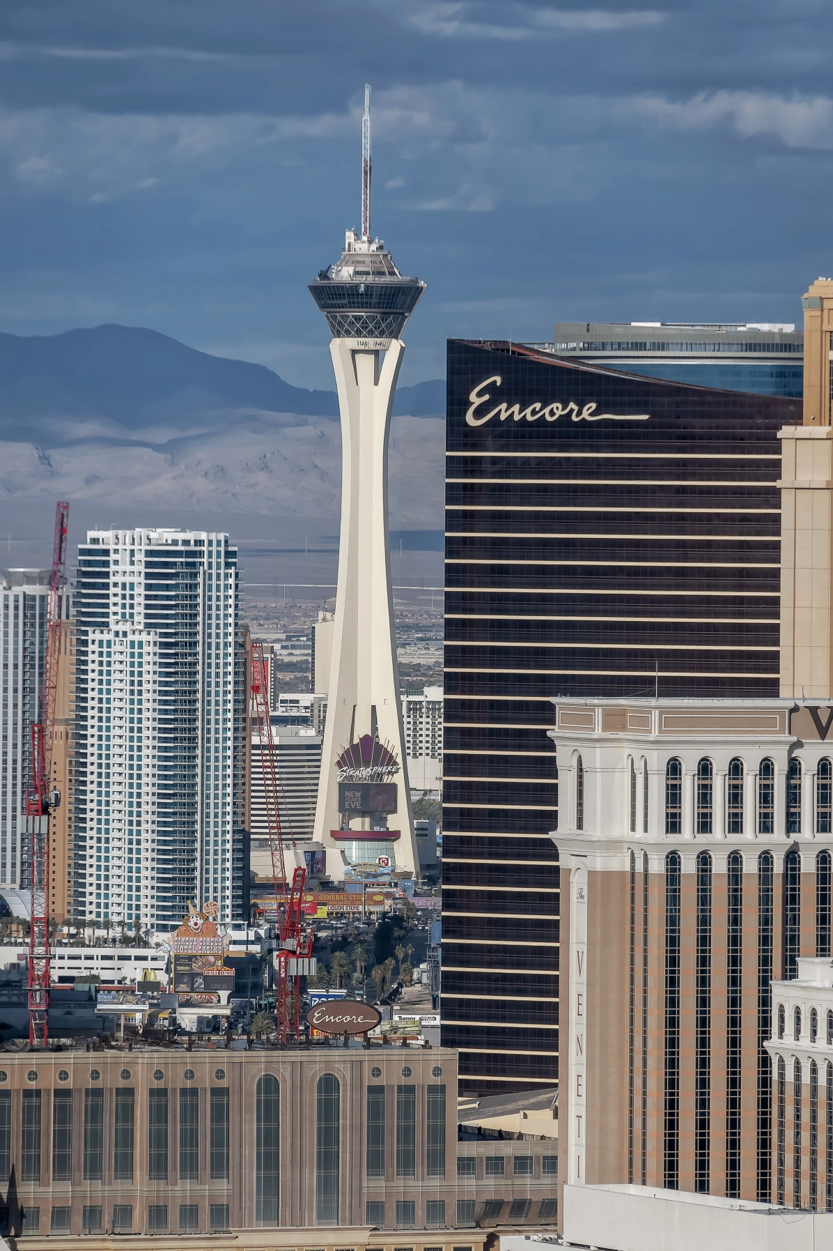 Góc nhìn toàn cảnh tháp Stratosphere sừng sững giữa bầu trời xanh thẳm của Las Vegas