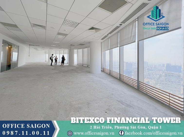 Góc nhìn từ bên trong văn phòng hướng ra toàn cảnh Sài Gòn