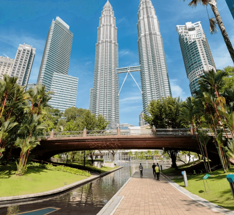 Góc nhìn từ công viên xanh mát hướng về tháp đôi Petronas sừng sững