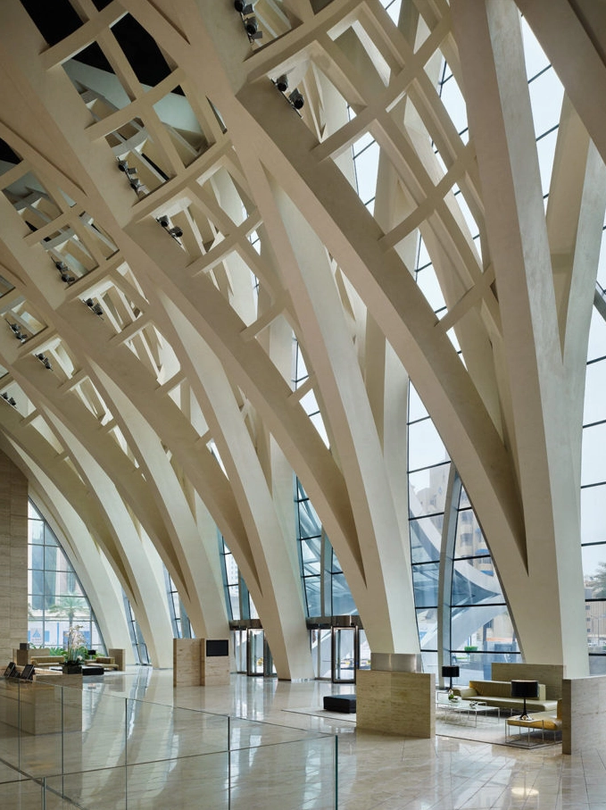 Góc nhìn từ dưới lên cho thấy sự đồ sộ của công trình