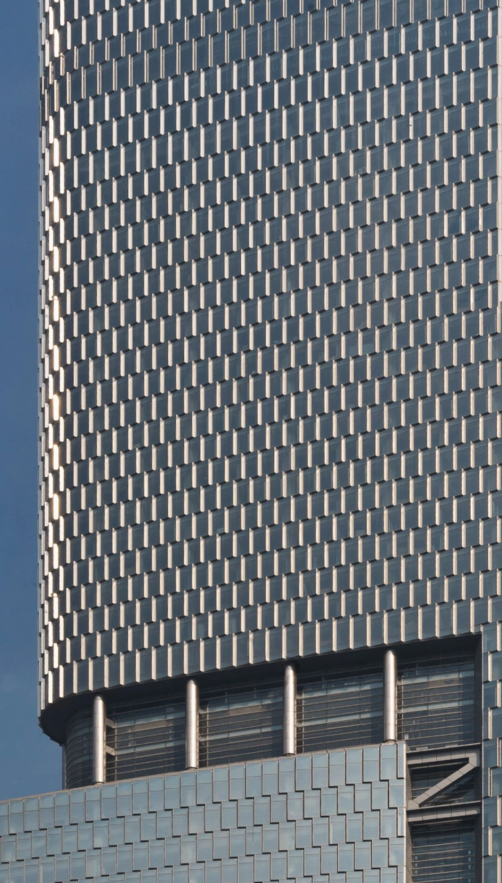 Góc nhìn từ dưới lên cho thấy sự đồ sộ của Zifeng Tower