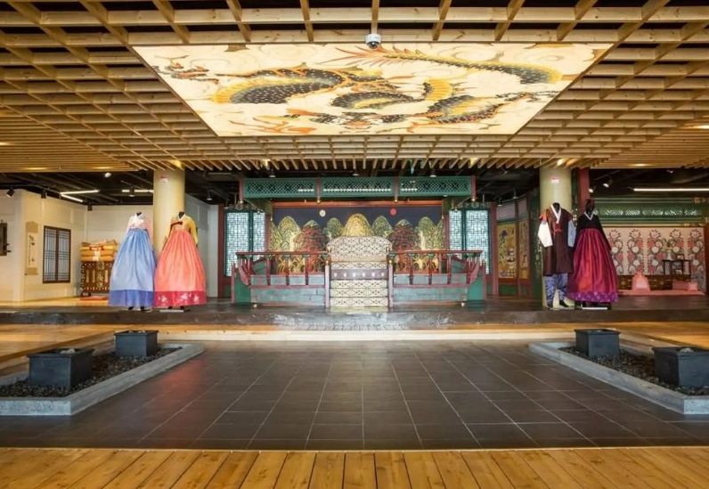 Góc nhìn từ dưới lên cho thấy sự vĩ đại của tháp Namsan