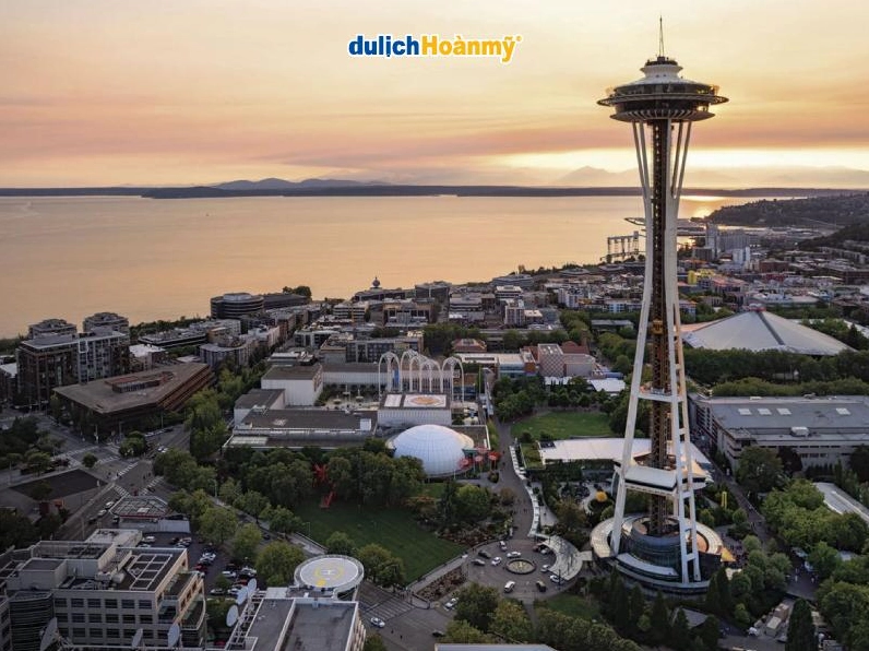 Góc nhìn từ dưới lên của tháp Space Needle đầy uy nghi