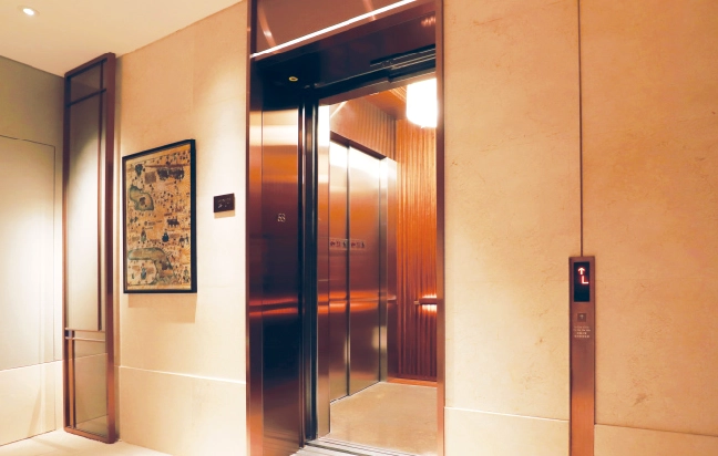 Góc nhìn từ dưới lên đầy uy nghi của kiến trúc