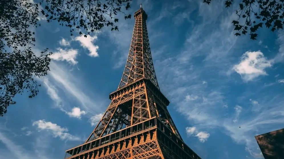 Góc nhìn từ dưới lên đỉnh tháp Eiffel vào ban đêm