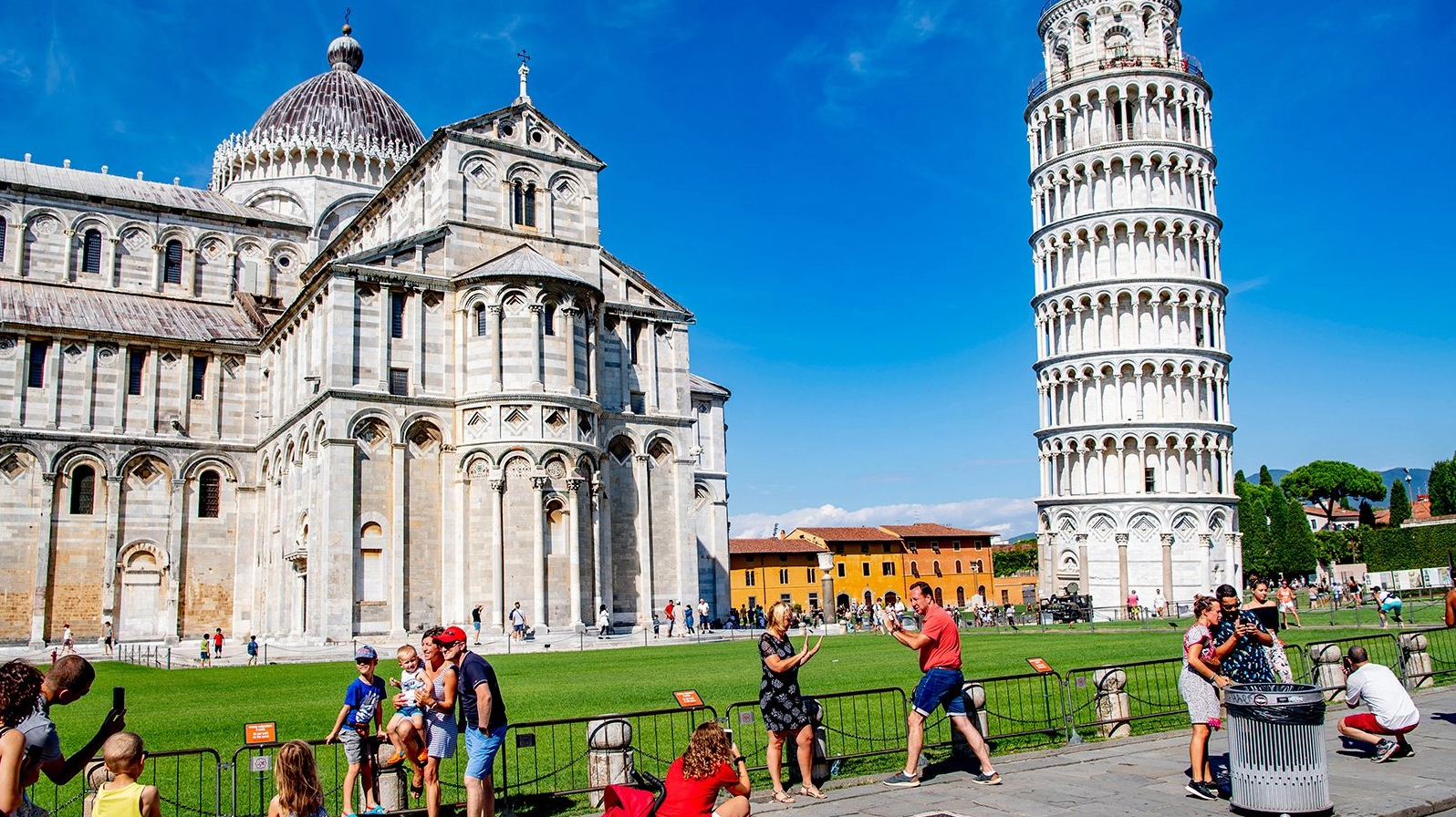 Góc nhìn từ dưới lên đỉnh tháp nghiêng Pisa