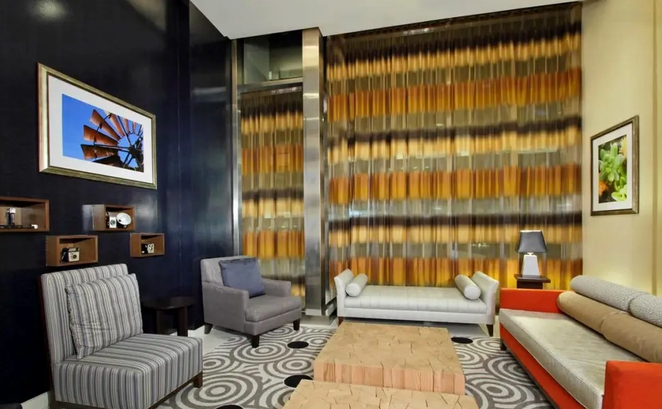 Góc nhìn từ khách sạn Hilton Garden Inn hướng về tòa nhà