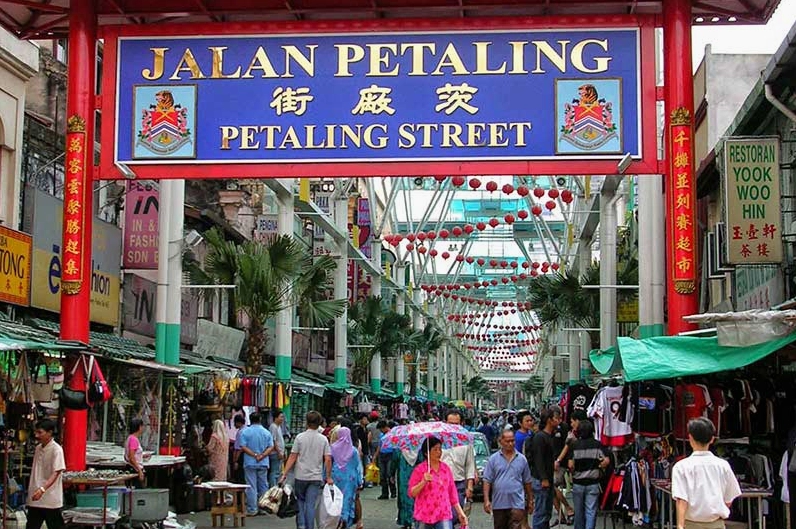 Góc phố nhìn hướng về tháp Menara