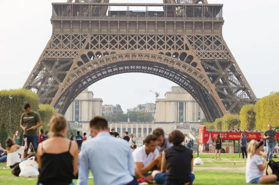 Góc phố vắng lặng nhìn về hướng tháp Eiffel