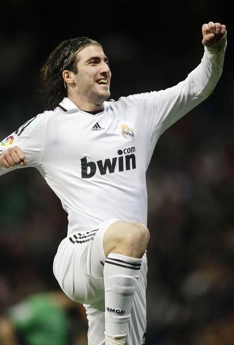 Gonzalo Higuaín ăn mừng bàn thắng trong màu áo câu lạc bộ