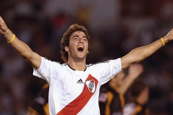 Gonzalo Higuaín thời kỳ đỉnh cao với khuôn mặt sắc lạnh