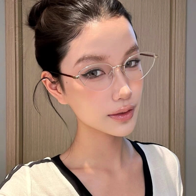 Gương mặt kẹo ngọt của bạn nữ sinh tóc ngắn đeo kính cận siêu cute