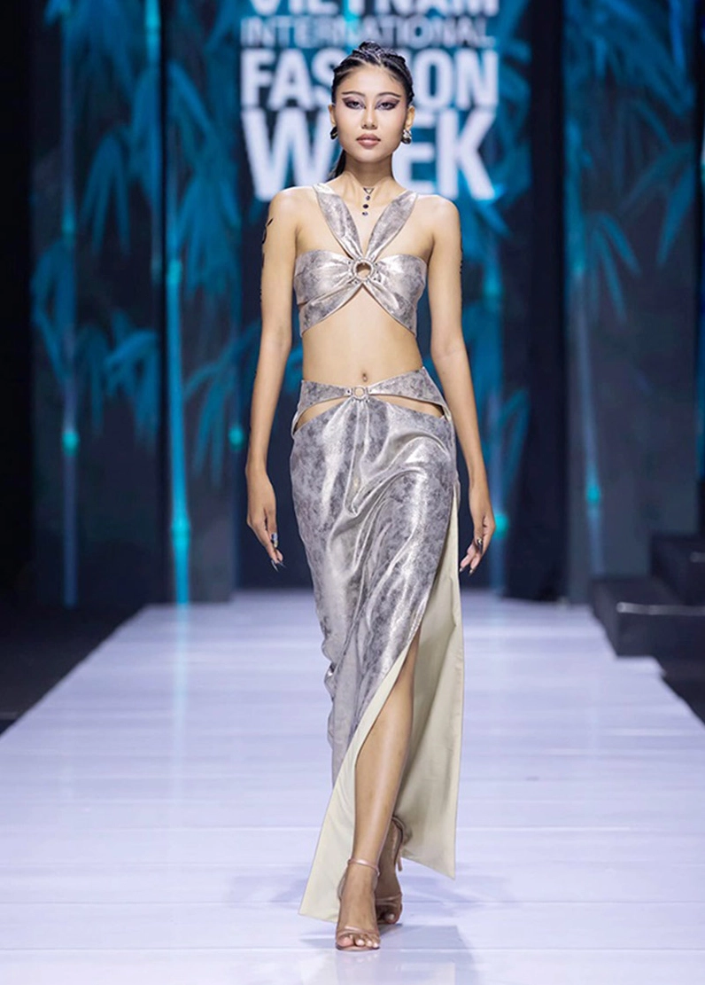 Gương mặt thanh tú của Thạch Thu Thảo