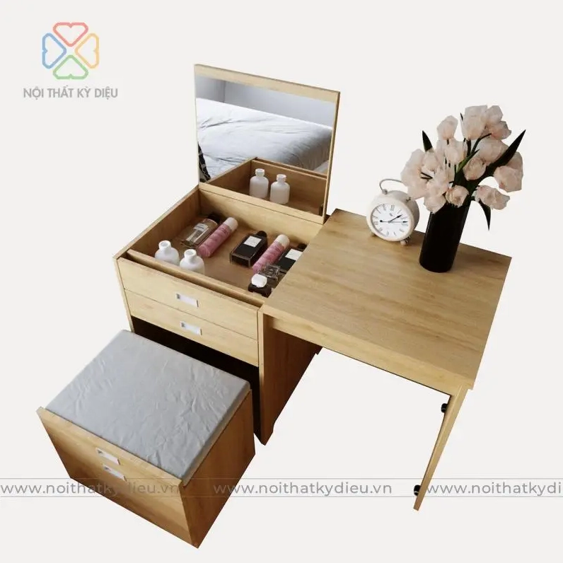 Gương mặt trang điểm nhẹ nhàng trong trẻo của cô nàng xinh xắn đeo kính