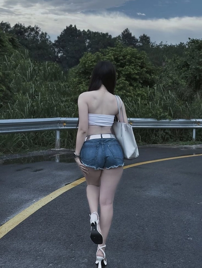 Gương mặt xinh xắn cùng thân hình quyến rũ làm say đắm người xem