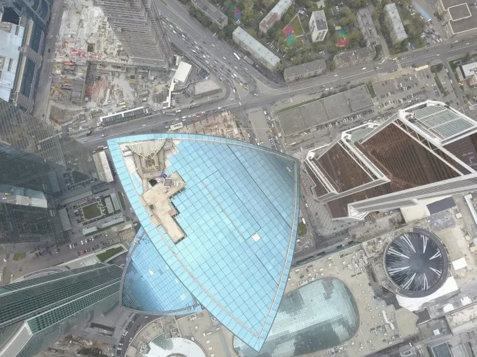 Hai tòa tháp song song vươn cao giữa trung tâm tài chính