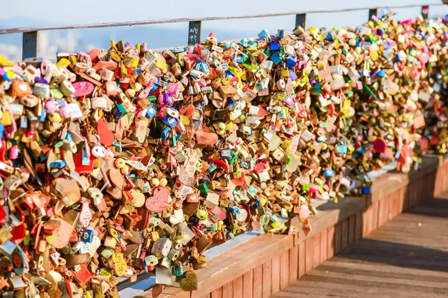 Hàng triệu ổ khóa tình yêu dưới chân tháp Namsan