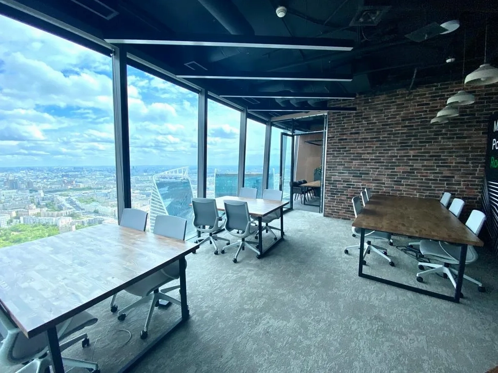 Hành lang dẫn vào khu vực làm việc hiện đại