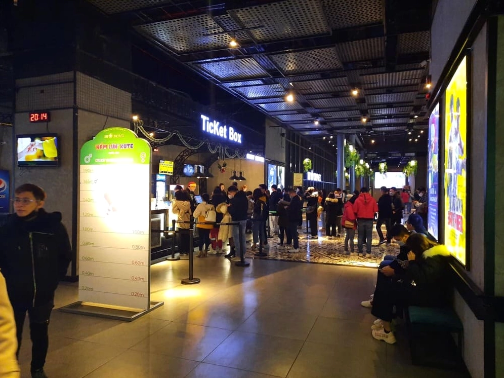 Hành lang dẫn vào rạp chiếu phim tối đen như mực