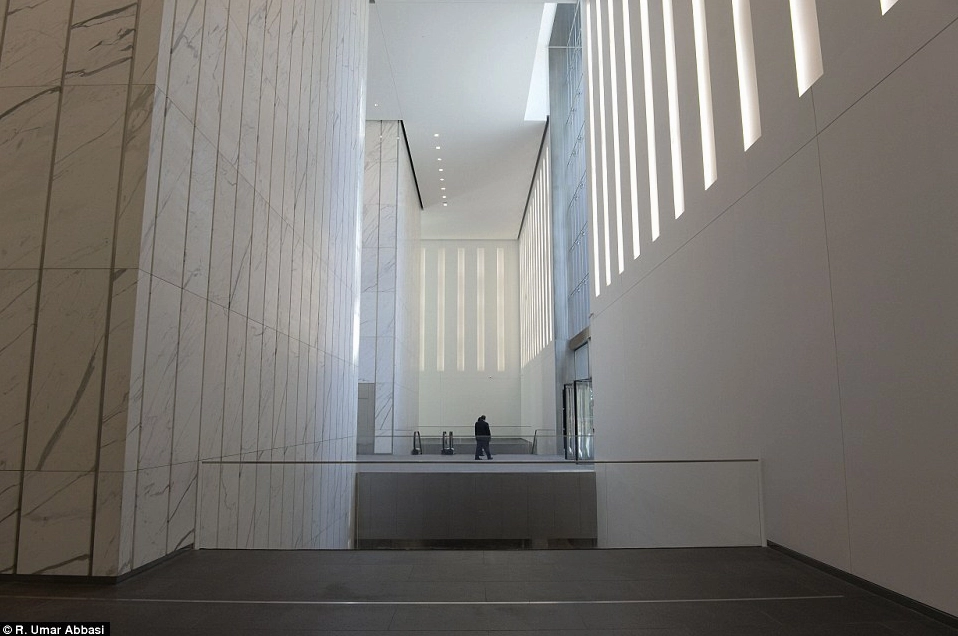 Hành lang trắng toát lạnh lẽo