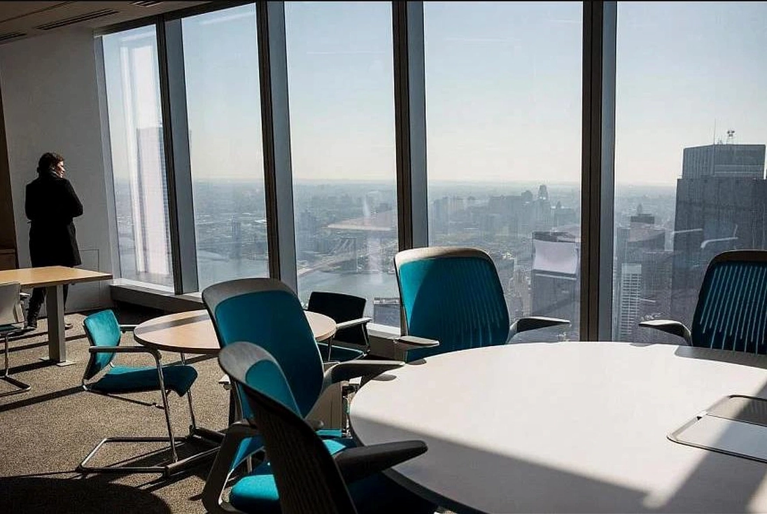 Hành lang vắng bóng người với ánh đèn mờ ảo