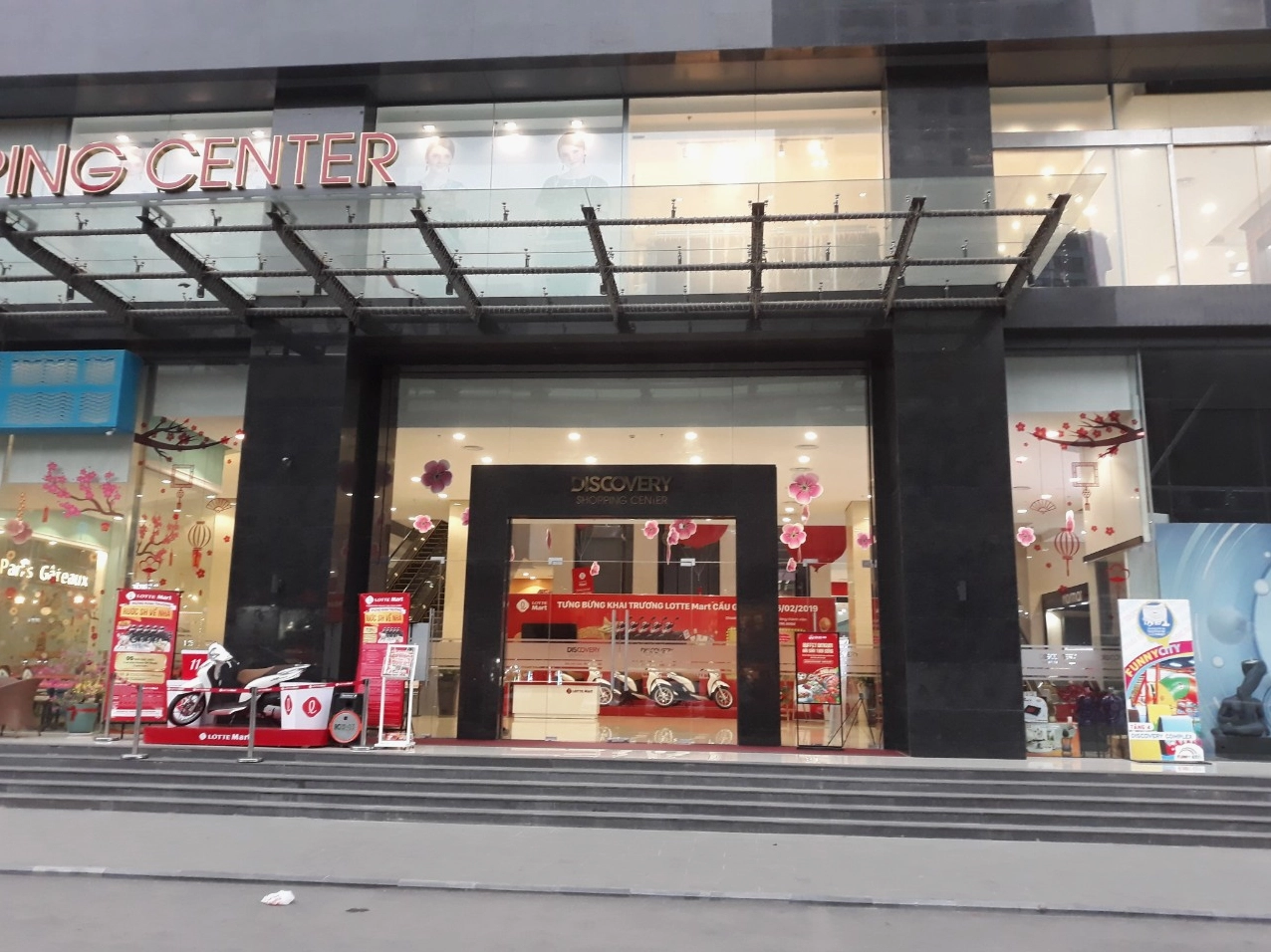 Hành lang vắng lặng kéo dài bất tận vào hư không