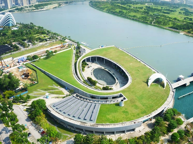 Hệ thống đập nước kiên cố và tĩnh lặng