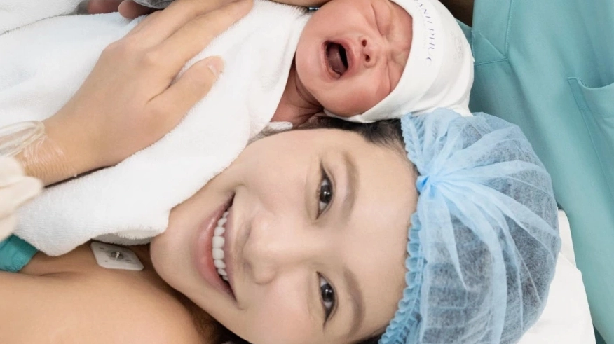 Hình ảnh Á hậu Chế Nguyễn Quỳnh Châu rạng rỡ đón con đầu lòng