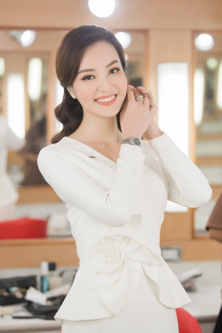 Hình ảnh Á hậu Thụy Vân xinh đẹp rạng ngời với vai trò MC VTV sau 15 năm hoạt động