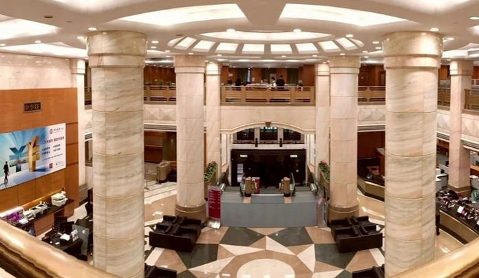 Hình ảnh Bank of China Tower vươn cao đầy kiêu hãnh giữa bầu trời Hồng Kông