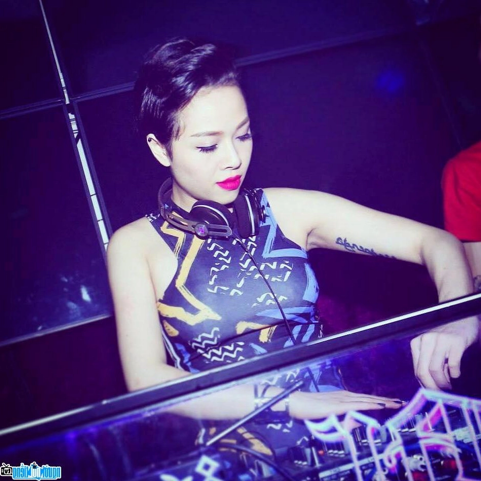 Hình ảnh cận mặt khoe trọn đường nét sắc sảo của nữ DJ Ngọc Ngà