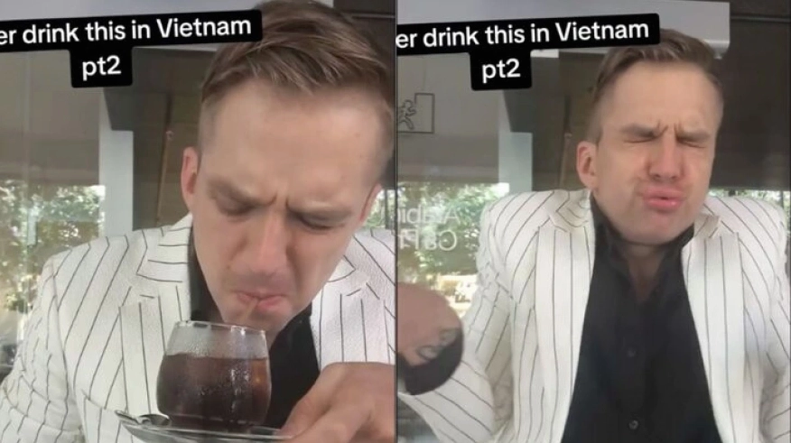 Hình ảnh cắt từ clip anh chàng Tây rùng mình khi uống cà phê đen Việt Nam
