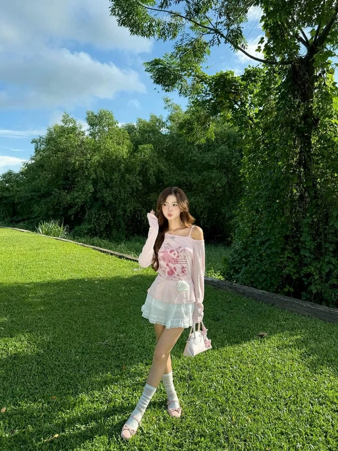 Hình ảnh cô bạn nữ sinh tuổi k12 vô tư, hồn nhiên với nụ cười rạng rỡ