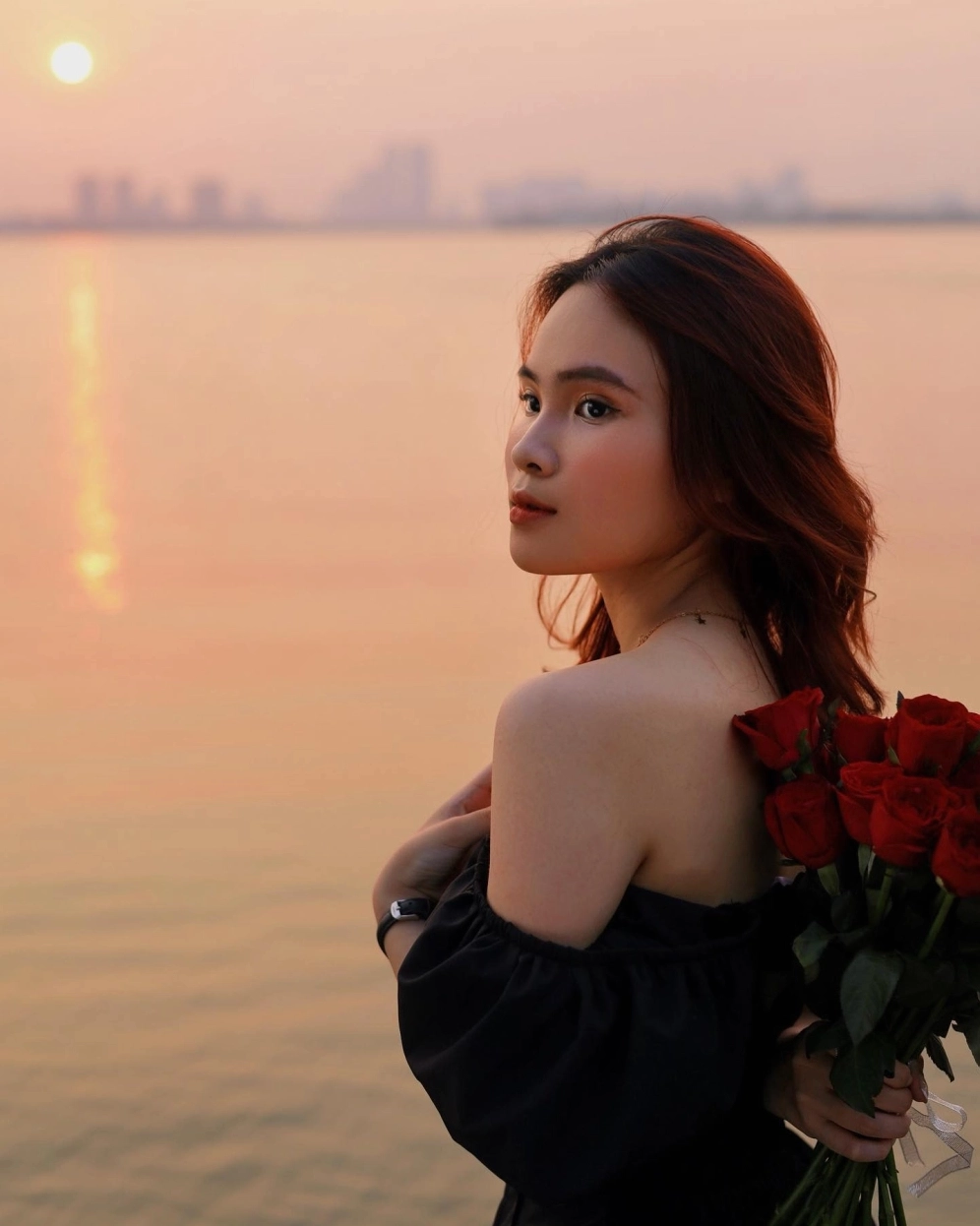 Hình ảnh cô gái ngắm hoàng hôn anime lung linh huyền ảo