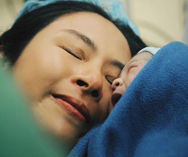 Hình ảnh đặng thị ngọc hân hạnh phúc bế con trai đầu lòng