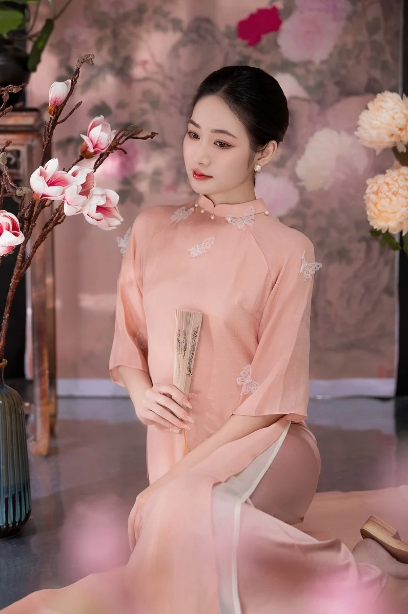 Hình ảnh đáng yêu sắc nét của cô gái da trắng cute