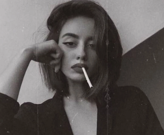 Hình ảnh đẹp của nhân vật nữ anime trong sắc đen trắng