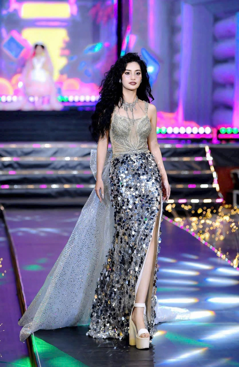 Hình ảnh đẹp đôi của Hoa hậu Nông Thúy Hằng và người yêu