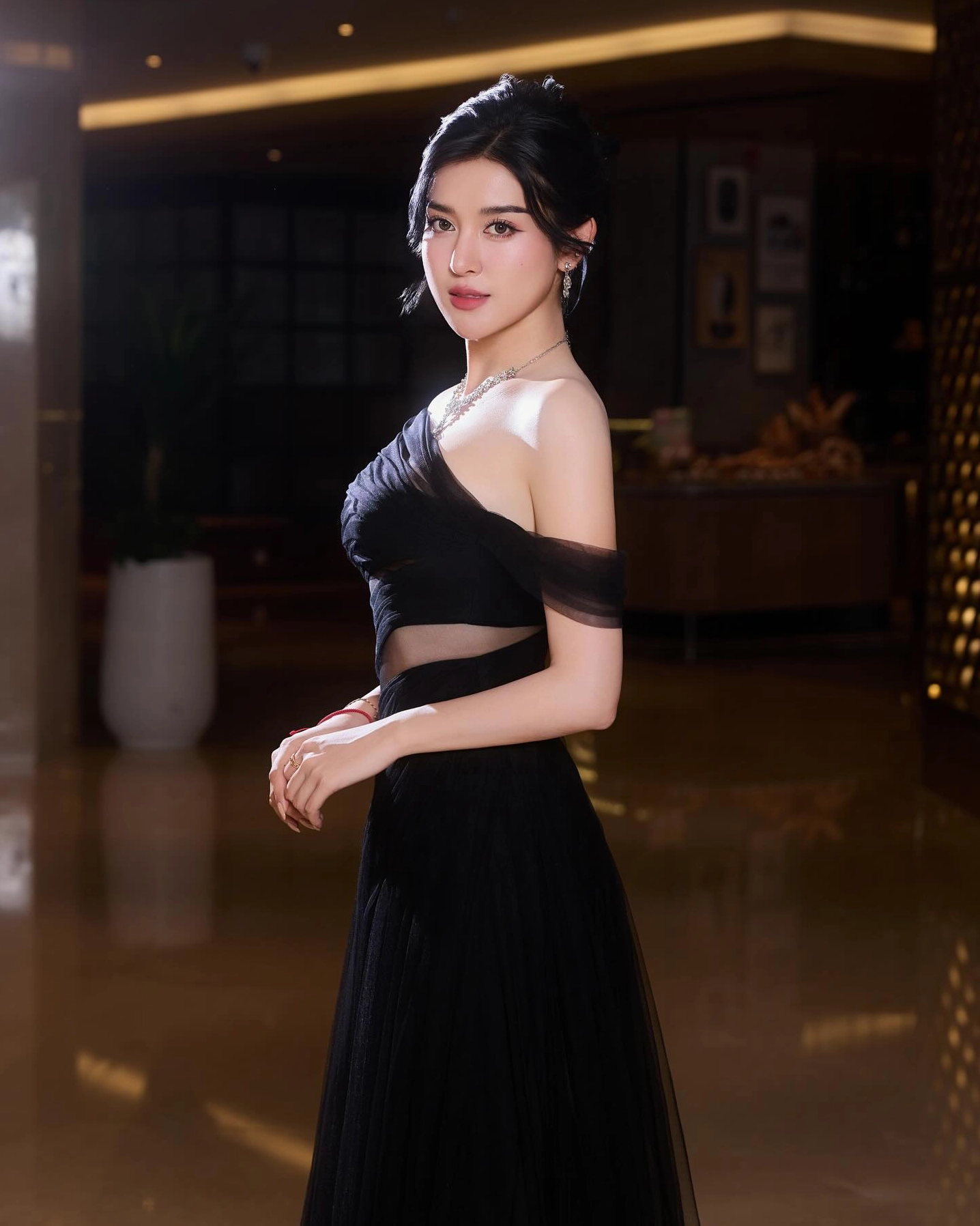 Hình ảnh đôi giày hàng hiệu được Á hậu Huyền My đăng tải thanh lý