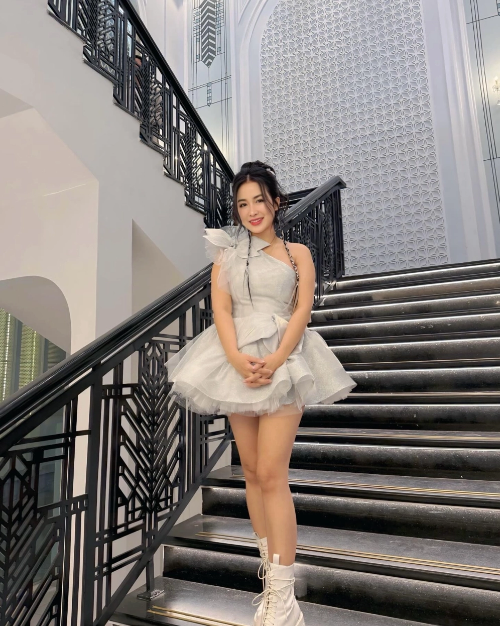 Hình ảnh gắn liền với tiểu sử sự nghiệp đầy thăng trầm của DJ Trang Moon