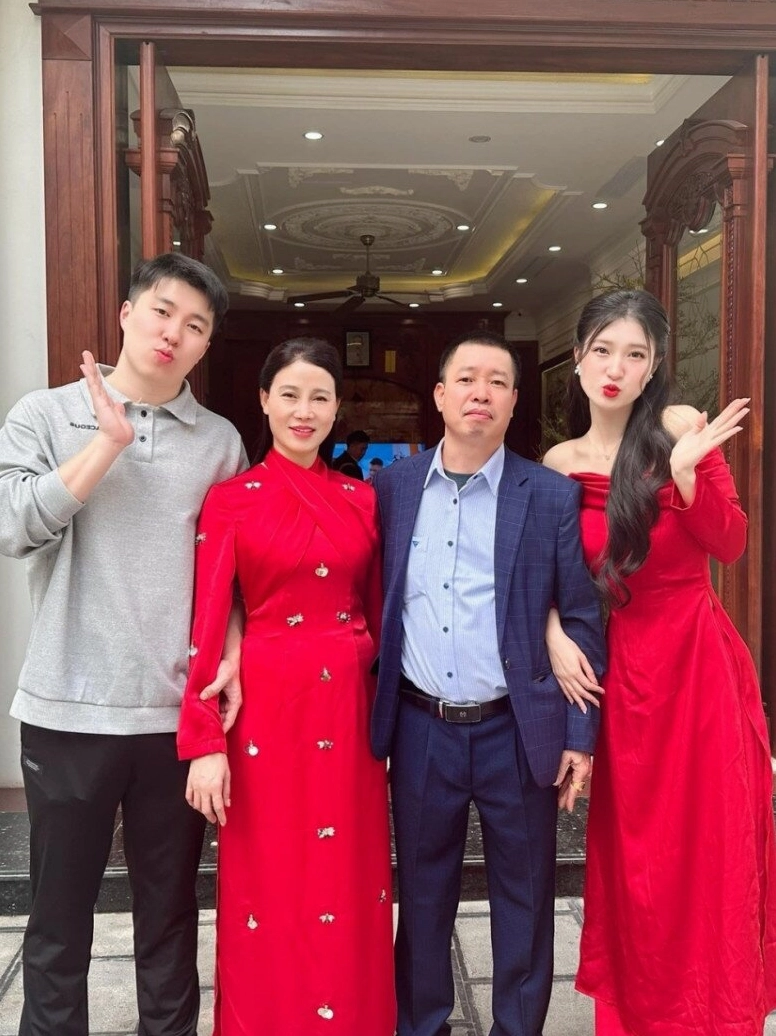 Hình ảnh gia đình hạnh phúc của Á hậu Phương Nhi