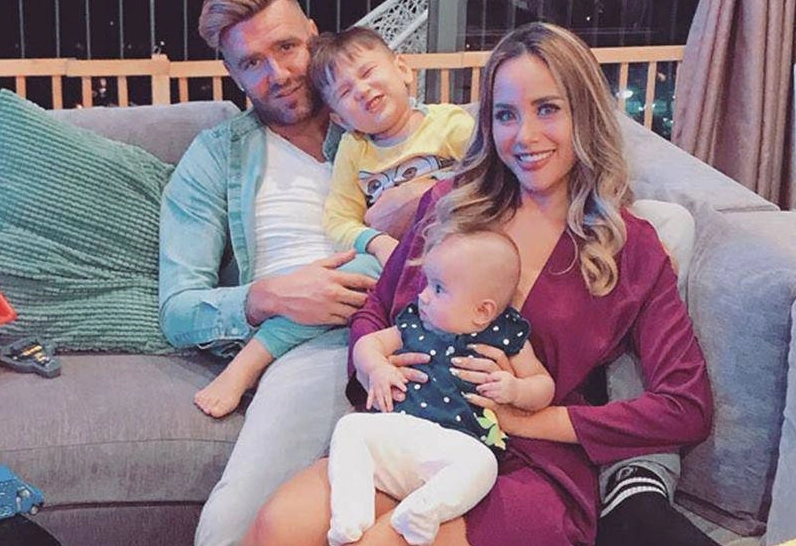 Hình ảnh gia đình hạnh phúc của vợ trung vệ van bakel