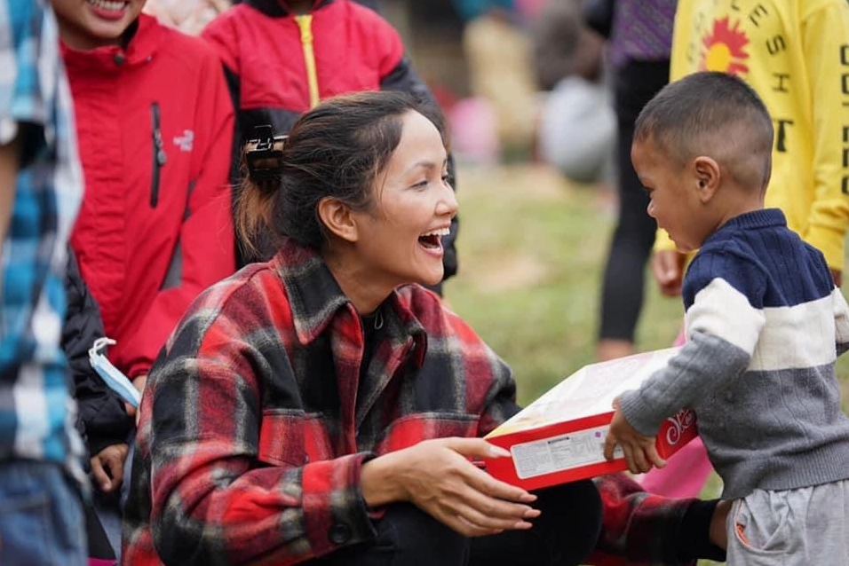 Hình ảnh giản dị của h nie hoa hậu trong chuyến từ thiện