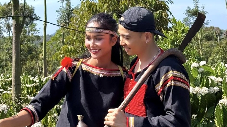 Hình ảnh H'Hen Niê và bạn trai có 7 năm bên nhau